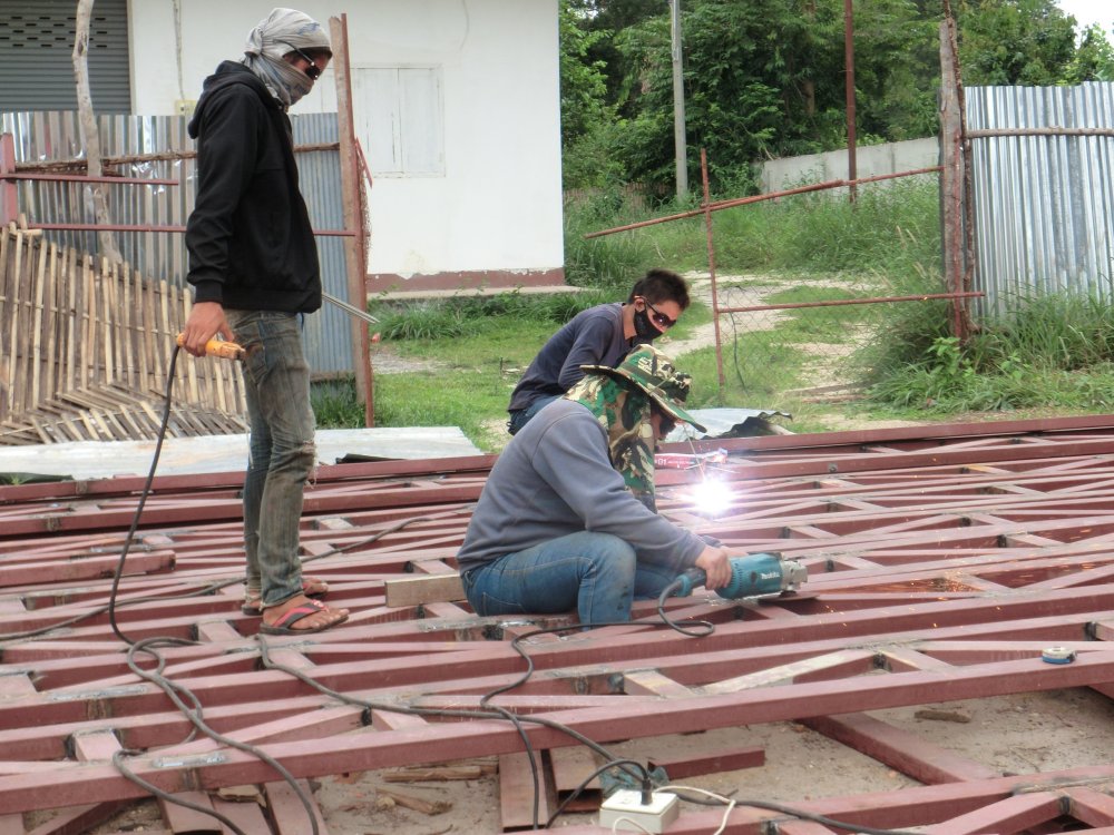 トラス溶接の修正作業