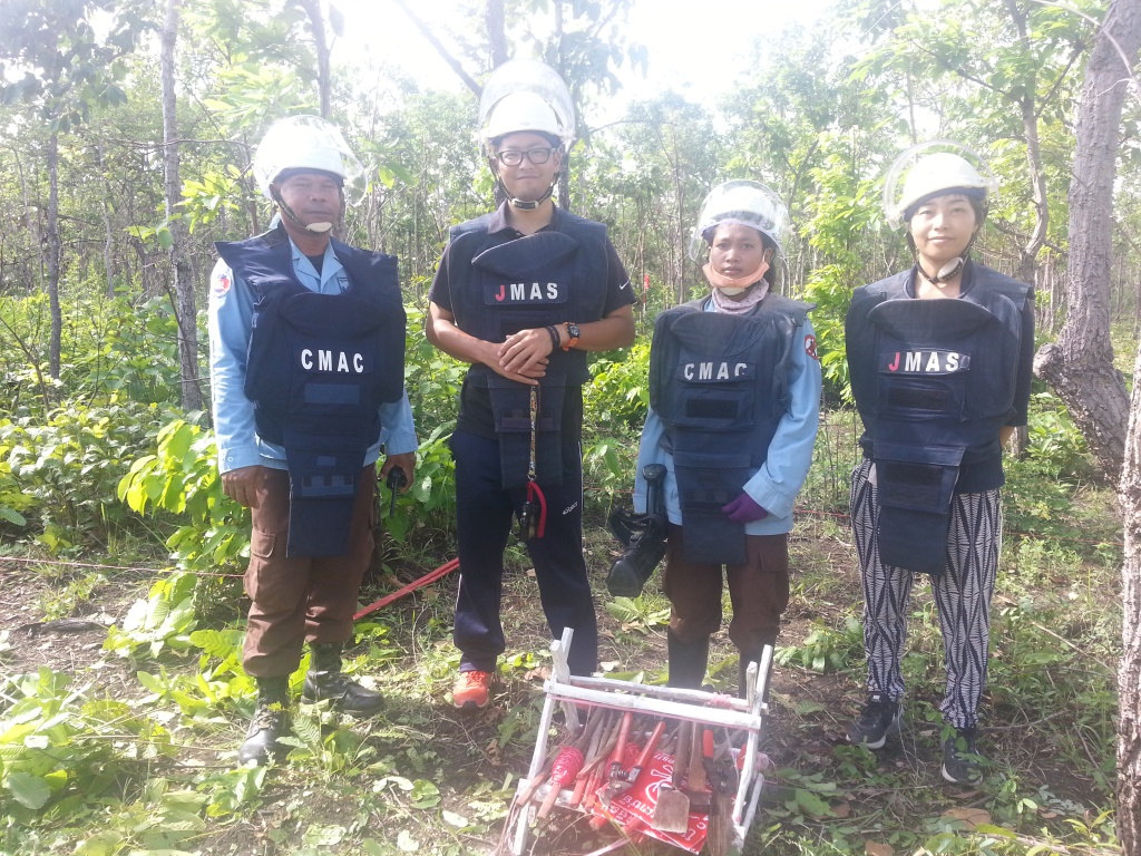 CBPD 地雷原を見学するＪＩＣＡ隊員 左村山 右塚田